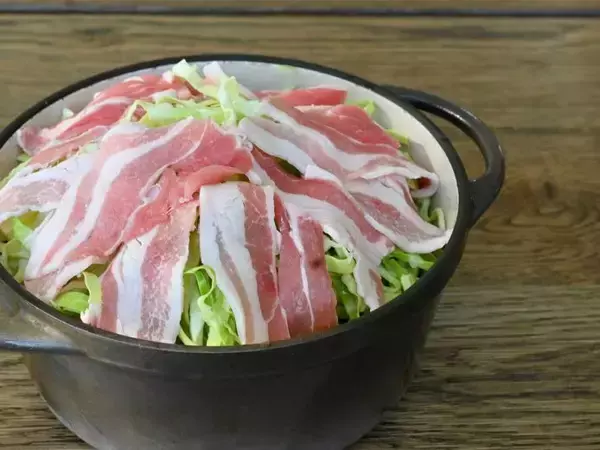 「【デトックスレシピ】冬＆正月太りを解消！胃腸を休める「たっぷりキャベツのリセット煮込み」2選」の画像