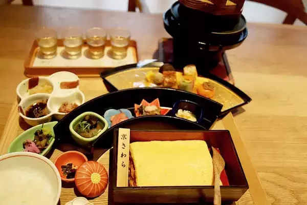 「【京都ランチ】京都の出汁を味わい尽くす！おだしのテーマパーク『京都離宮』で絶品のだしまき御膳に出会った」の画像