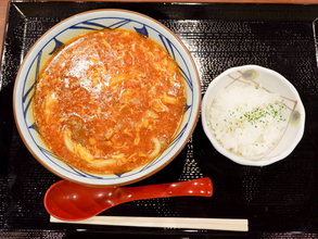 丸亀製麺がTOKIO松岡昌宏さんと共同開発した「トマたまカレーうどん」が復活！ ウマすぎる“イタリアン”なカレーうどんを食べてみた