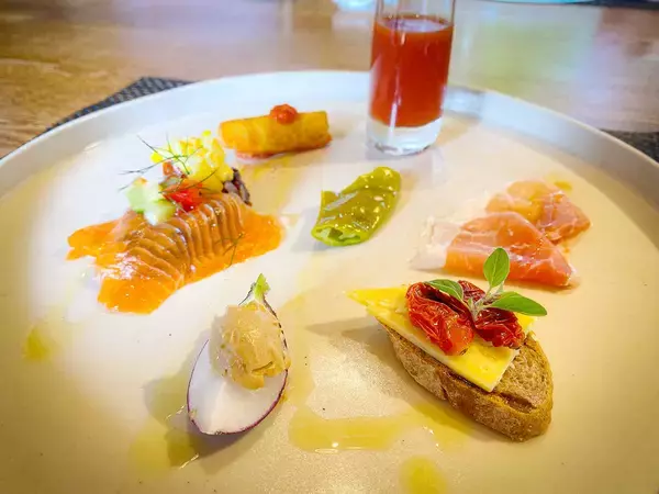 「絶景テラスのレストランで野菜ランチを。山梨らしい「食と人をつなぐ」サスティナブルな農業の未来」の画像