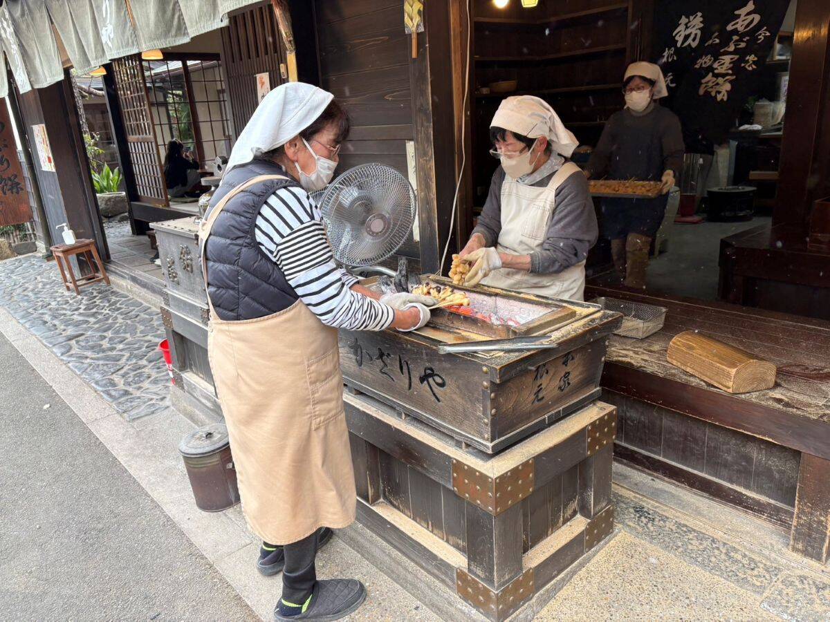 【京都】映画「国宝」のワンシーンにも登場！江戸から続く老舗甘味処で味わう「あぶり餅」の魅力とは