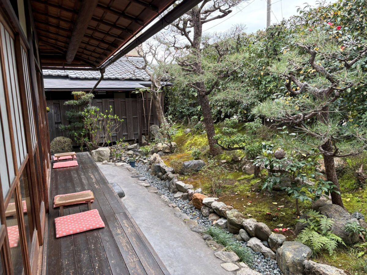 【京都】映画「国宝」のワンシーンにも登場！江戸から続く老舗甘味処で味わう「あぶり餅」の魅力とは