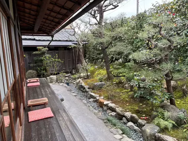 「【京都】映画「国宝」のワンシーンにも登場！江戸から続く老舗甘味処で味わう「あぶり餅」の魅力とは」の画像