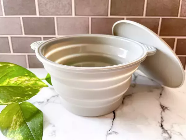 「時短料理アイテムの最高傑作！ ダイソーの「シリコーン小鍋」が爆売れしたワケ」の画像