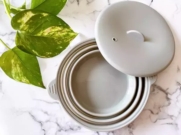 「時短料理アイテムの最高傑作！ ダイソーの「シリコーン小鍋」が爆売れしたワケ」の画像