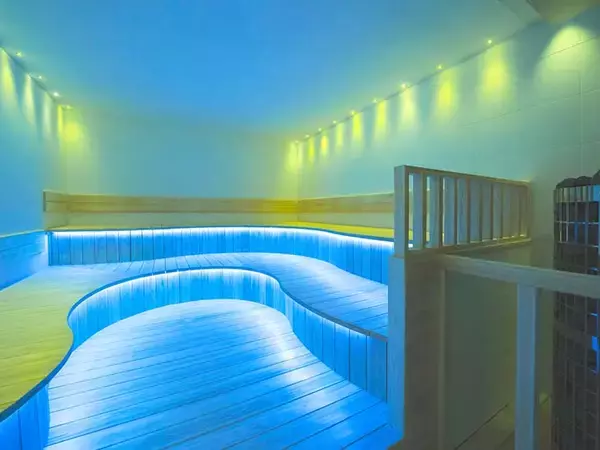 「サウナの絶景テーマパーク、誕生！瀬戸内海沿いの温泉施設『琴弾廻廊』で本場・北欧のサウナ体験」の画像