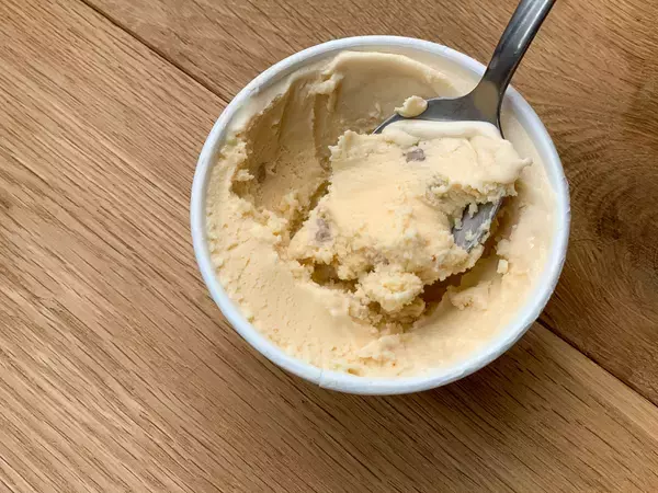 「【実食調査】飴がけアーモンドが最高！ ハーゲンダッツの新作「キャンディングアーモンド」は旨すぎて買いだめしたくなるレベルだった」の画像