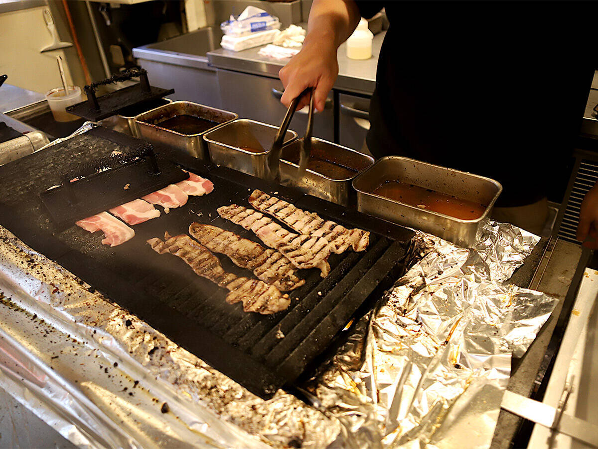 【大阪グルメ】完璧にウマい豚丼が味わえる行列店『炭火焼き豚丼専門店 豚小家』で至福の背徳感を味わってきた