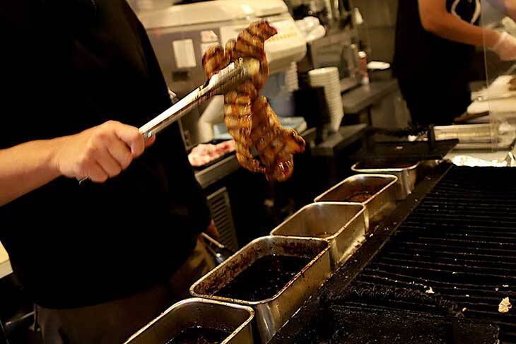 【大阪グルメ】完璧にウマい豚丼が味わえる行列店『炭火焼き豚丼専門店 豚小家』で至福の背徳感を味わってきた