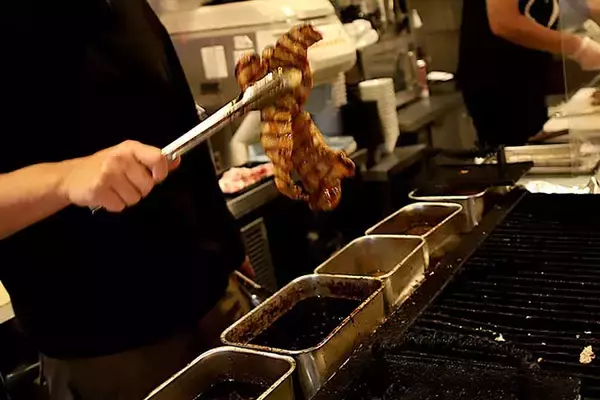 「【大阪グルメ】完璧にウマい豚丼が味わえる行列店『炭火焼き豚丼専門店 豚小家』で至福の背徳感を味わってきた」の画像