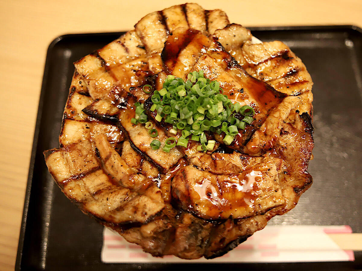 【大阪グルメ】完璧にウマい豚丼が味わえる行列店『炭火焼き豚丼専門店 豚小家』で至福の背徳感を味わってきた