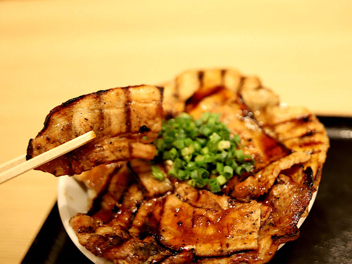 【大阪グルメ】完璧にウマい豚丼が味わえる行列店『炭火焼き豚丼専門店 豚小家』で至福の背徳感を味わってきた