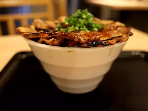 「【大阪グルメ】完璧にウマい豚丼が味わえる行列店『炭火焼き豚丼専門店 豚小家』で至福の背徳感を味わってきた」の画像