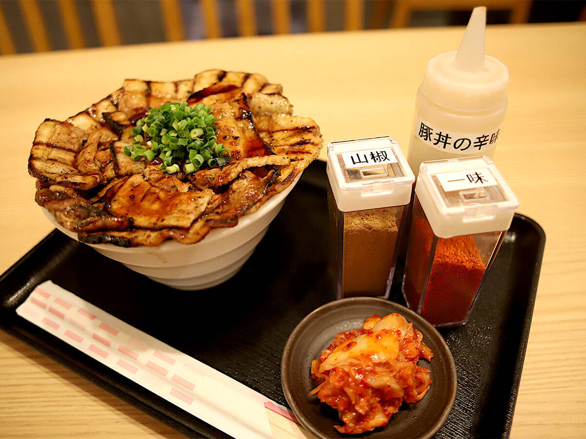 【大阪グルメ】完璧にウマい豚丼が味わえる行列店『炭火焼き豚丼専門店 豚小家』で至福の背徳感を味わってきた