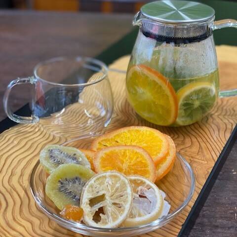 お茶の老舗『甘露園』の可愛いマルコ缶。女性日本茶鑑定士が日本茶の楽しみ方を提案