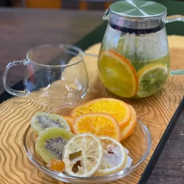 「お茶の老舗『甘露園』の可愛いマルコ缶。女性日本茶鑑定士が日本茶の楽しみ方を提案」の画像