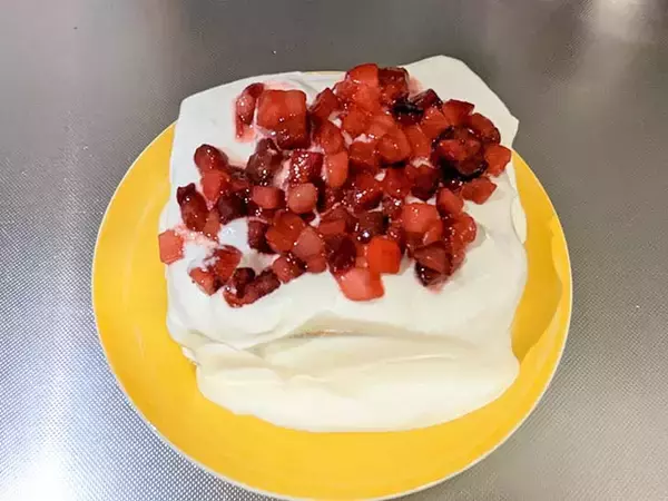 「ローソン100の隠れた人気商品「スポンジケーキだけです。」で「いちごショートケーキ」を作ってみたら絶品だった」の画像