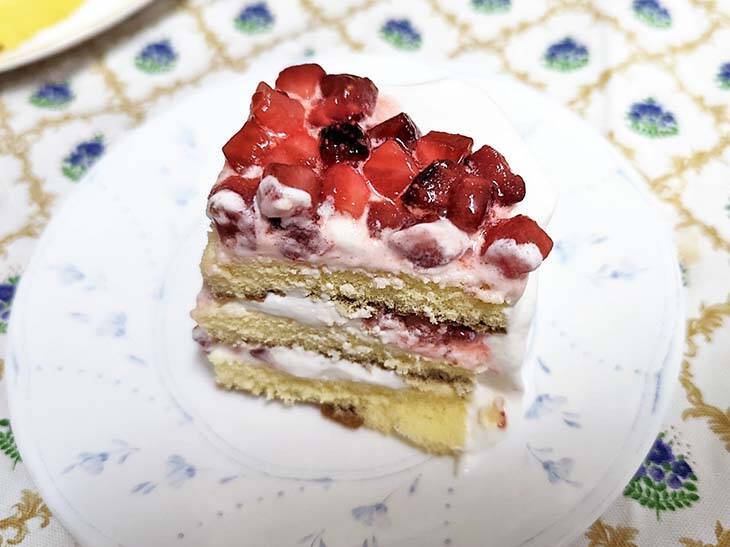 ローソン100の隠れた人気商品「スポンジケーキだけです。」で「いちごショートケーキ」を作ってみたら絶品だった