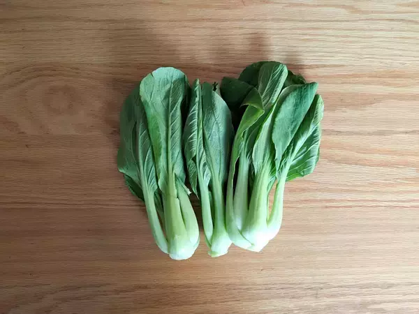 「【旬食材レシピ】晩秋のおいしい「チンゲン菜」を食べよう！「ベーコンと卵のコンソメ煮」「ステーキ」の作り方」の画像