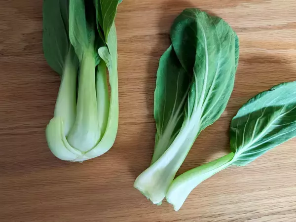 「【旬食材レシピ】晩秋のおいしい「チンゲン菜」を食べよう！「ベーコンと卵のコンソメ煮」「ステーキ」の作り方」の画像