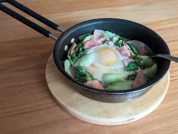 「【旬食材レシピ】晩秋のおいしい「チンゲン菜」を食べよう！「ベーコンと卵のコンソメ煮」「ステーキ」の作り方」の画像