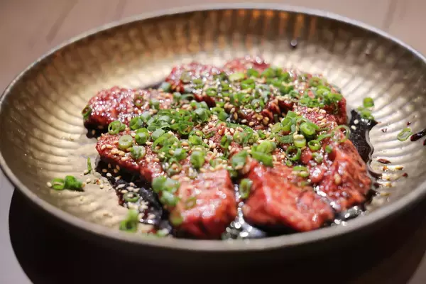 「御殿山の隠れ家焼肉が進化。予約制『焼肉あいにく』がリニューアルオープン」の画像