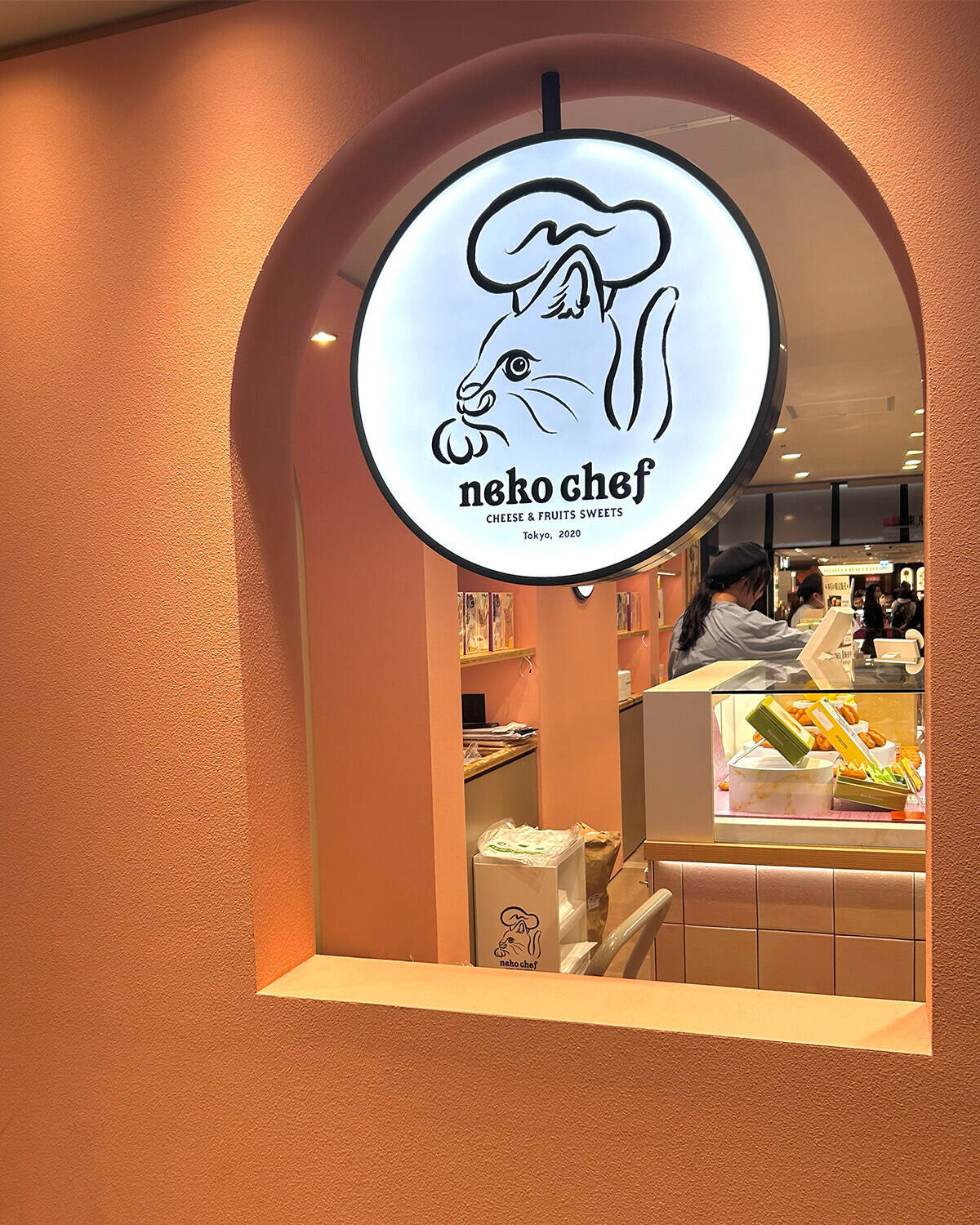 【年末年始のお取り寄せ】ネコがシェフを務める『ネコシェフ』の肉球型フィナンシェ。可愛さも美味しさもひと箱に