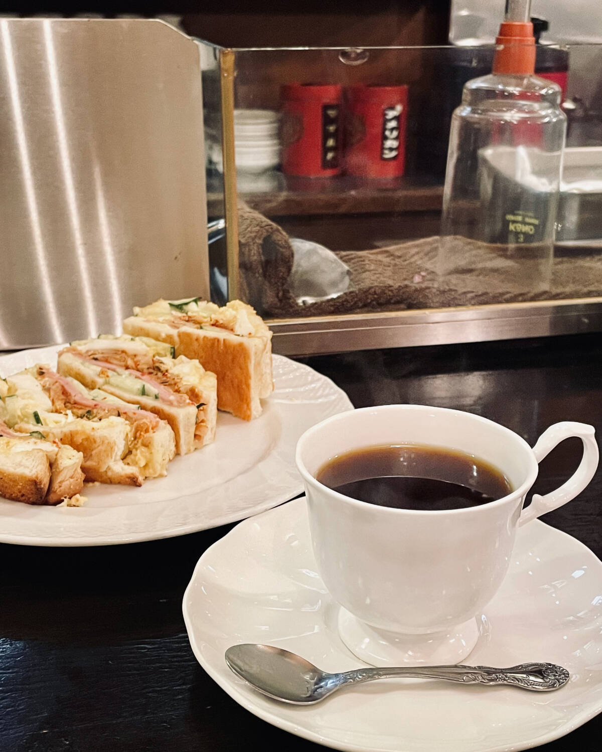 【大阪鶴橋グルメ】創業46年の純喫茶『珈琲館ロックヴィラ』の名物「特製キムチサンド」がおいしい理由