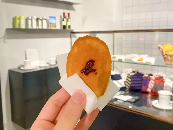 「【銀座カフェ】路地裏でひと息。ブランドの世界観を味わう『アニエスベーカフェ』は居心地いい空間」の画像