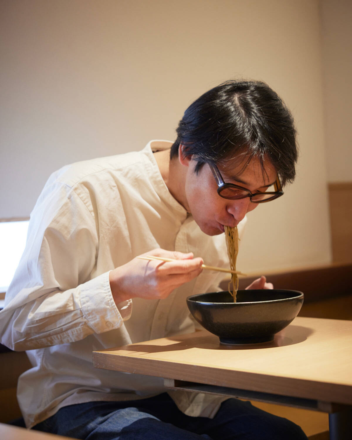 【小宮山雄飛 蕎麦呑みの名店】西麻布の行列店『おそばの甲賀』で味わう珠玉を超えた一杯