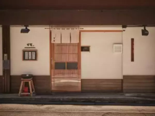 「【小宮山雄飛 蕎麦呑みの名店】西麻布の行列店『おそばの甲賀』で味わう珠玉を超えた一杯」の画像