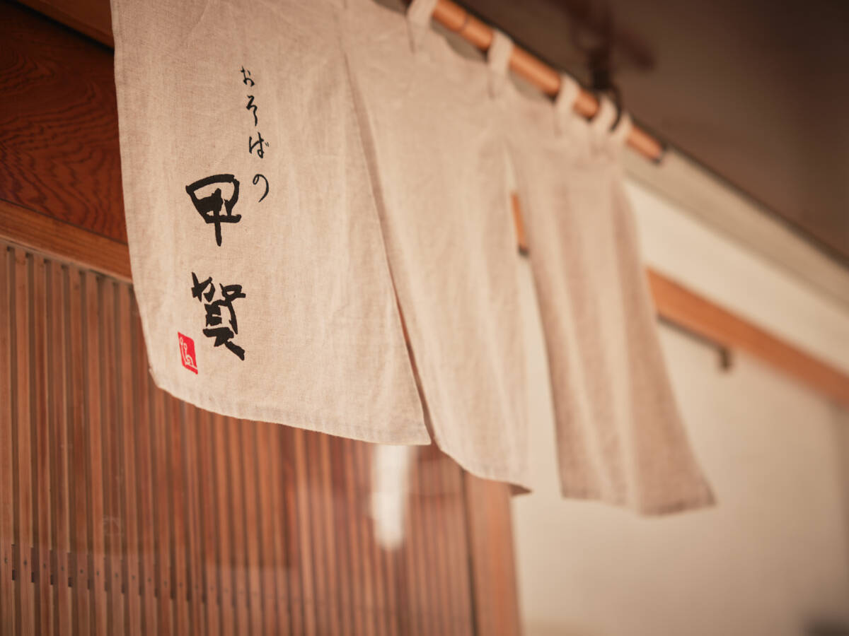 【小宮山雄飛 蕎麦呑みの名店】西麻布の行列店『おそばの甲賀』で味わう珠玉を超えた一杯