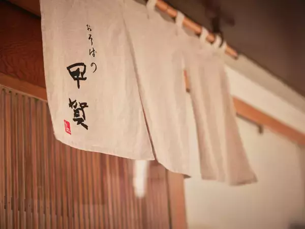 「【小宮山雄飛 蕎麦呑みの名店】西麻布の行列店『おそばの甲賀』で味わう珠玉を超えた一杯」の画像