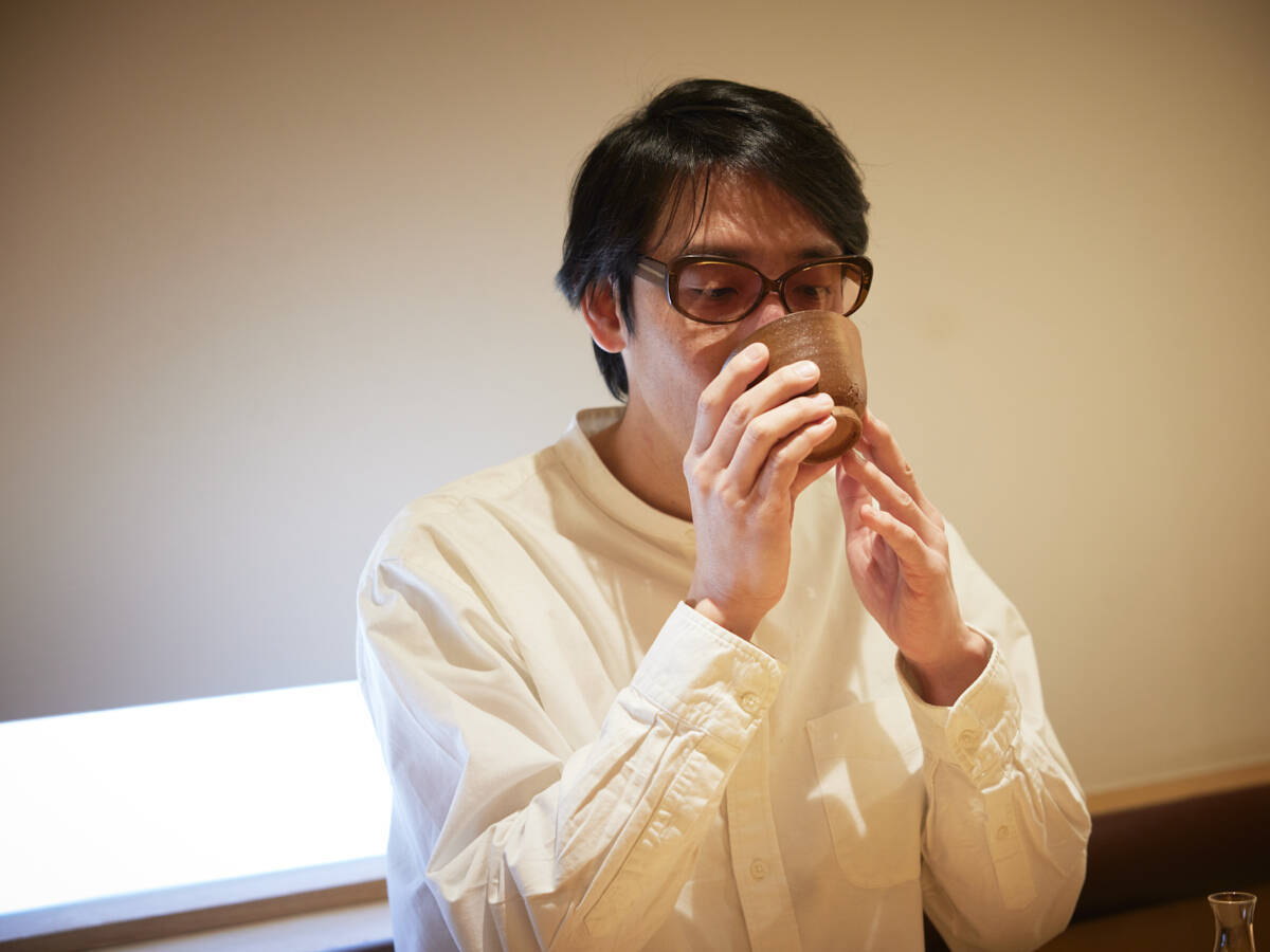 【小宮山雄飛 蕎麦呑みの名店】西麻布の行列店『おそばの甲賀』で味わう珠玉を超えた一杯