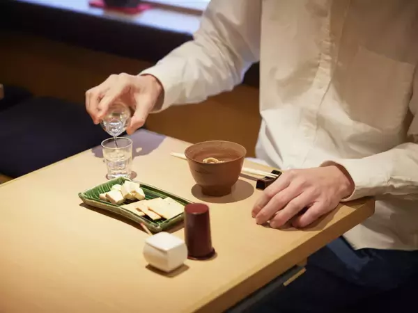 「【小宮山雄飛 蕎麦呑みの名店】西麻布の行列店『おそばの甲賀』で味わう珠玉を超えた一杯」の画像