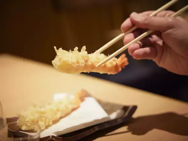 「【小宮山雄飛 蕎麦呑みの名店】西麻布の行列店『おそばの甲賀』で味わう珠玉を超えた一杯」の画像