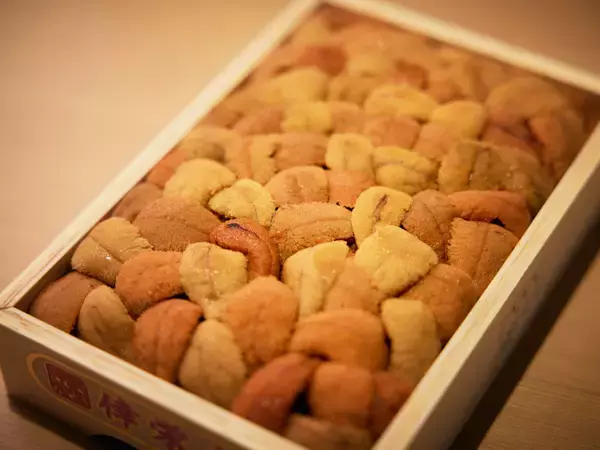 「【小宮山雄飛 蕎麦呑みの名店】西麻布の行列店『おそばの甲賀』で味わう珠玉を超えた一杯」の画像