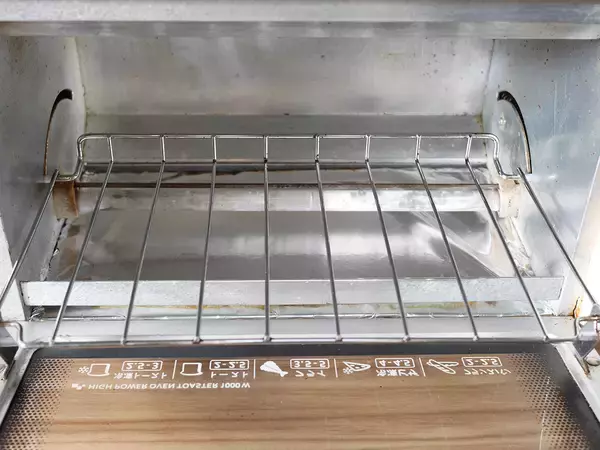 「【ダイソー】SNSで2万いいねの超人気品も！ トースターの汚れがごっそり落ちる「お掃除グッズ」2選」の画像