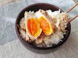 「【きょう、何食べる？】最強の“ズボラ飯のせ”！ 卵と麺つゆで作る「ぽっちゃん卵」の作り方」の画像1