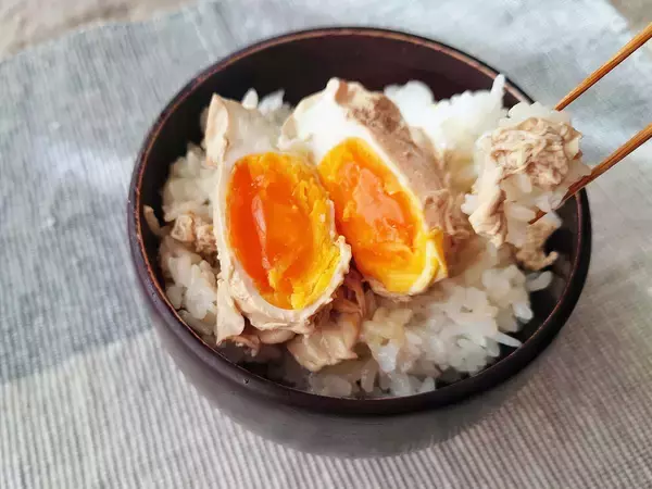 「【きょう、何食べる？】最強の“ズボラ飯のせ”！ 卵と麺つゆで作る「ぽっちゃん卵」の作り方」の画像