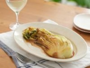 【レシピ】白菜を大量消費！コク甘〜い「白菜ステーキ バター醤油」がワインに合う