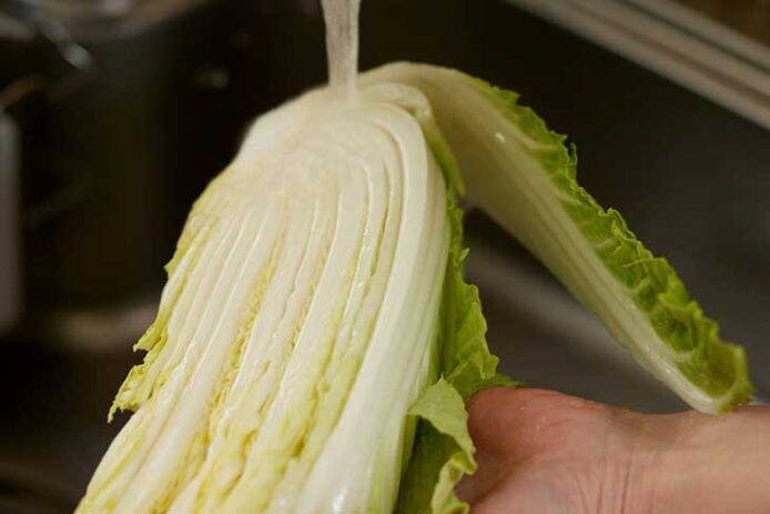 【レシピ】白菜を大量消費！コク甘〜い「白菜ステーキ バター醤油」がワインに合う