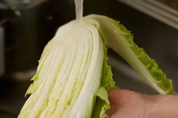 「【レシピ】白菜を大量消費！コク甘〜い「白菜ステーキ バター醤油」がワインに合う」の画像