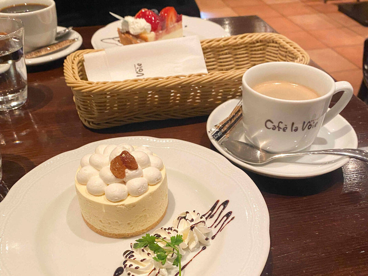 【新宿カフェ】ホテル下に広がるレトロ空間。『カフェ ラ ヴォワ』のチーズケーキ
