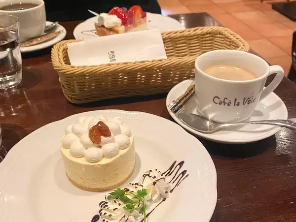 「【新宿カフェ】ホテル下に広がるレトロ空間。『カフェ ラ ヴォワ』のチーズケーキ」の画像
