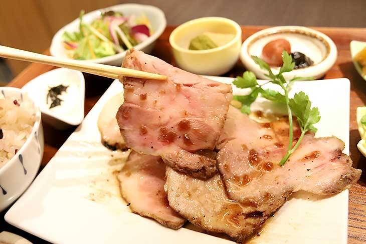 【大阪ランチ】行列でも並びたい感動の旨さ！『豚と炭火。こぶた家』で“ぶたまぶし”を食べてきた