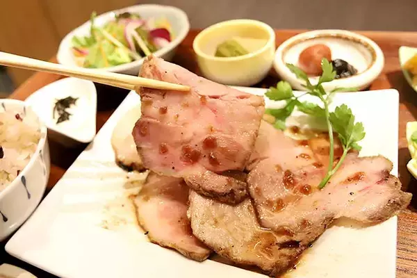 「【大阪ランチ】行列でも並びたい感動の旨さ！『豚と炭火。こぶた家』で“ぶたまぶし”を食べてきた」の画像