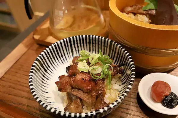 「【大阪ランチ】行列でも並びたい感動の旨さ！『豚と炭火。こぶた家』で“ぶたまぶし”を食べてきた」の画像