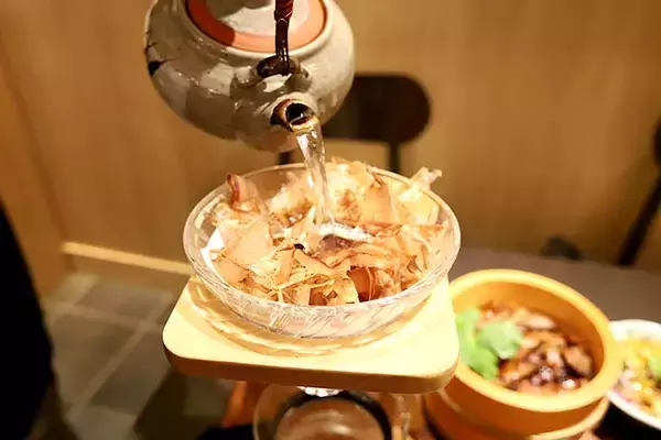 「【大阪ランチ】行列でも並びたい感動の旨さ！『豚と炭火。こぶた家』で“ぶたまぶし”を食べてきた」の画像