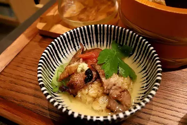 「【大阪ランチ】行列でも並びたい感動の旨さ！『豚と炭火。こぶた家』で“ぶたまぶし”を食べてきた」の画像